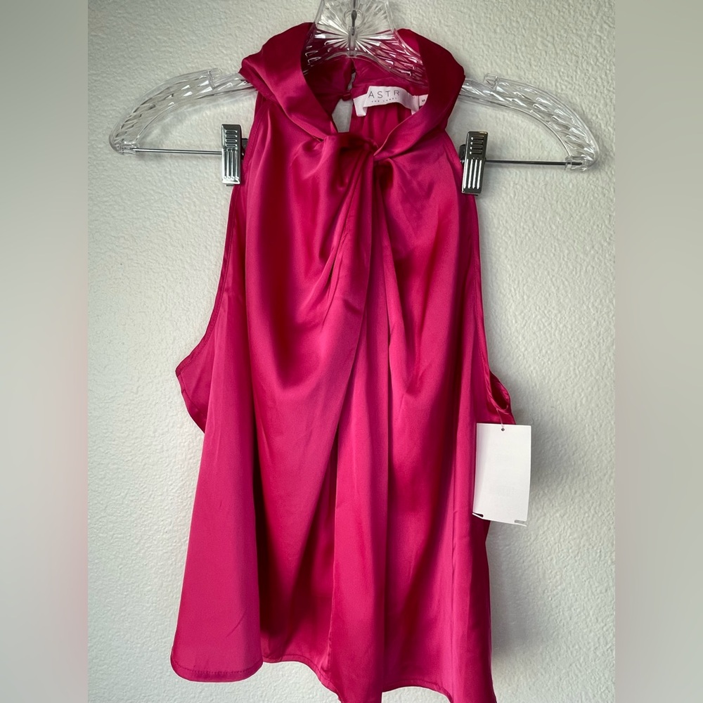 FUCHSIA TWIST FRONT SLEEVELESS BLOUSE / ASTR